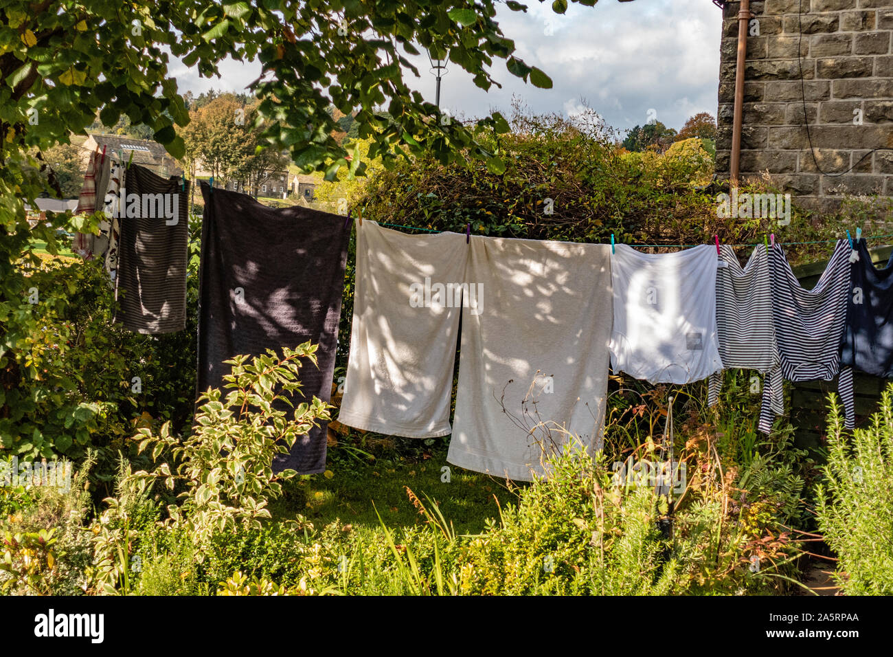 Wäsche auf einer Wäscheleine Stockfoto
