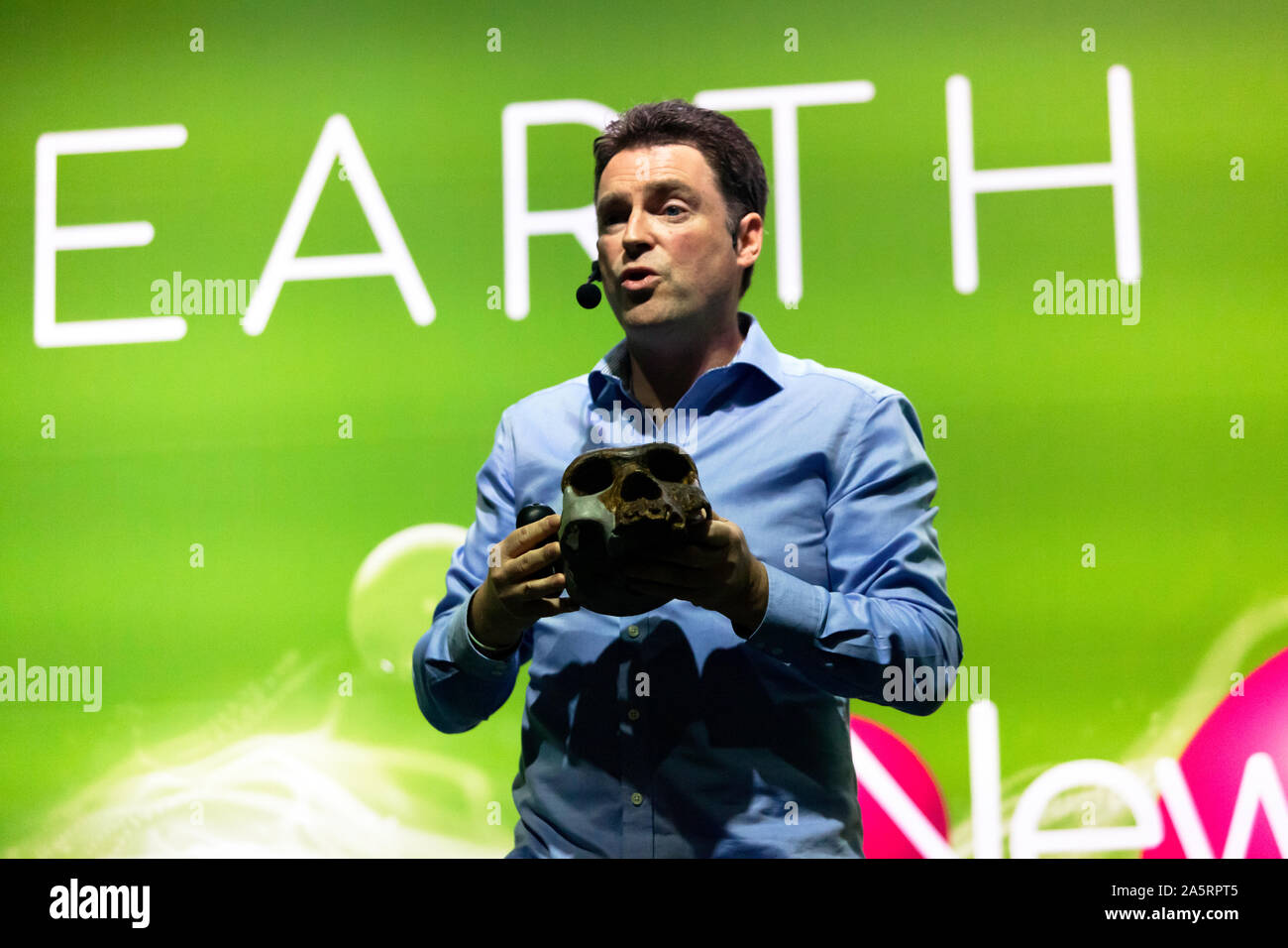 Markieren Maslin, klimatologe am University College London, einen Vortrag über Warum die Evolution der brainy Ape begünstigt, die auf der Erde Stadium, in New Scientist Live 2019 Stockfoto