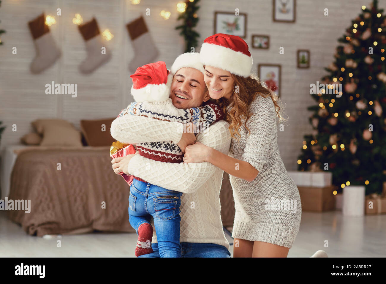 Familie mit Geschenken umarmen in Weihnachten. Stockfoto