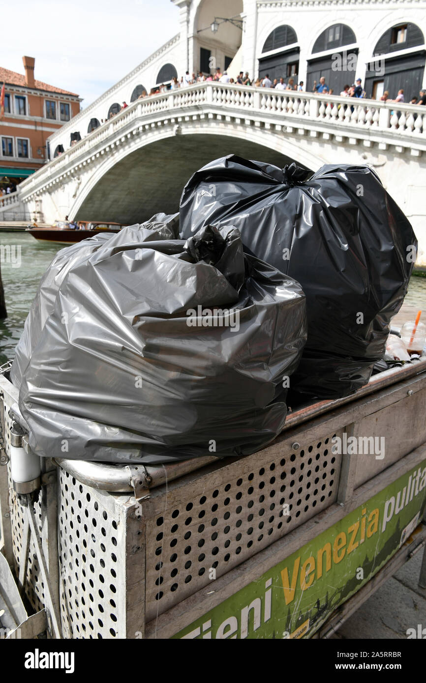 Müll, Müll, Müll, Müll, Plastik, Tasche, Plastiktüten, die Rialtobrücke,  Rialto, Ponte Rialto, Fluss, Kanal, Venedig, Provinz Venedig, Italien,  Europa Stockfotografie - Alamy