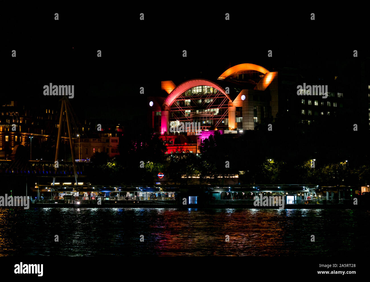 Thames River mit Charing Cross Bahnhof bei Nacht, London, England, Großbritannien Stockfoto