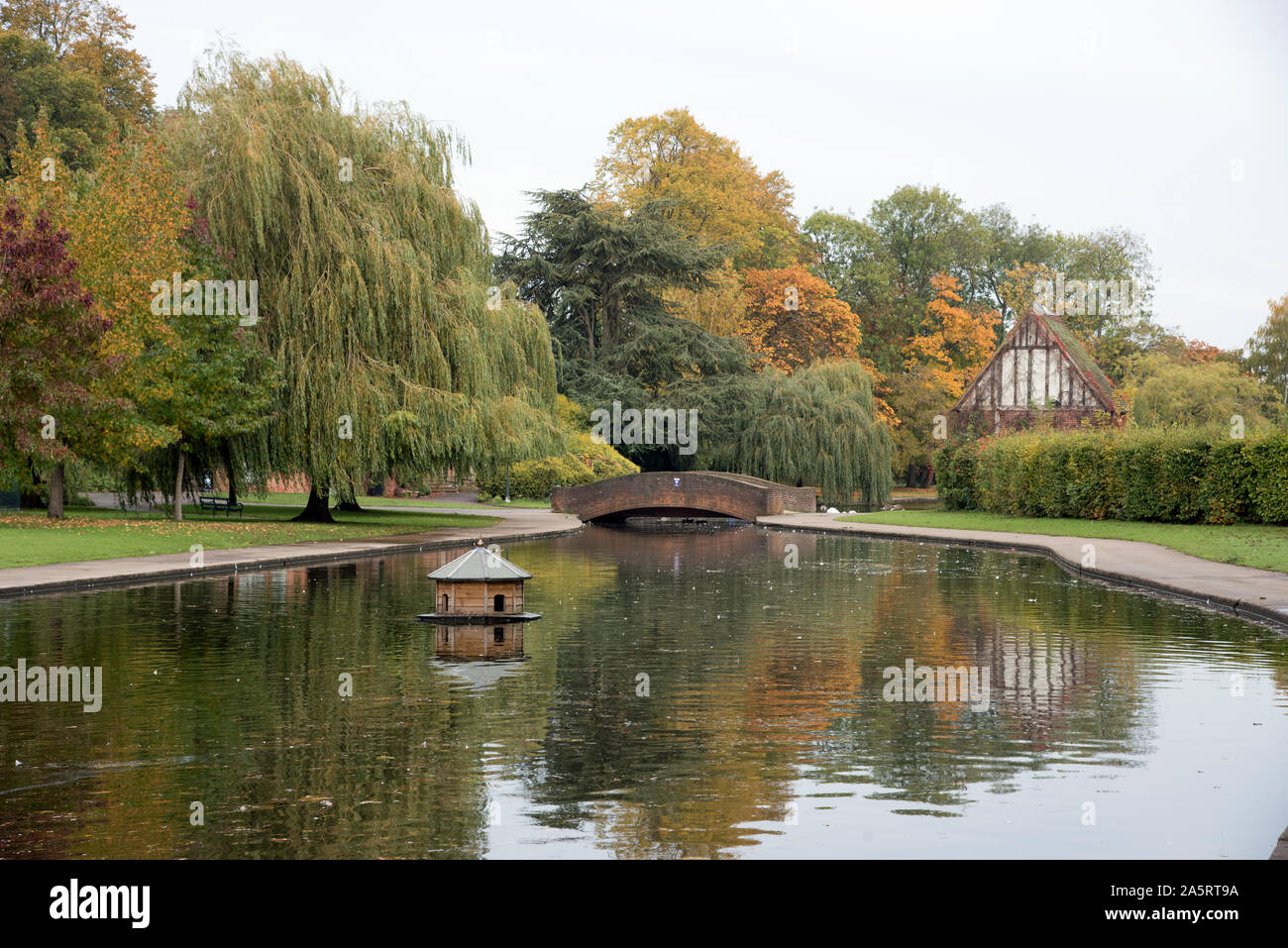 Blick auf zierteich in Parks Rowntree York, North Yorkshire, den Taubenschlag/Lychgate Ente Haus und Brücke im Herbst Stockfoto