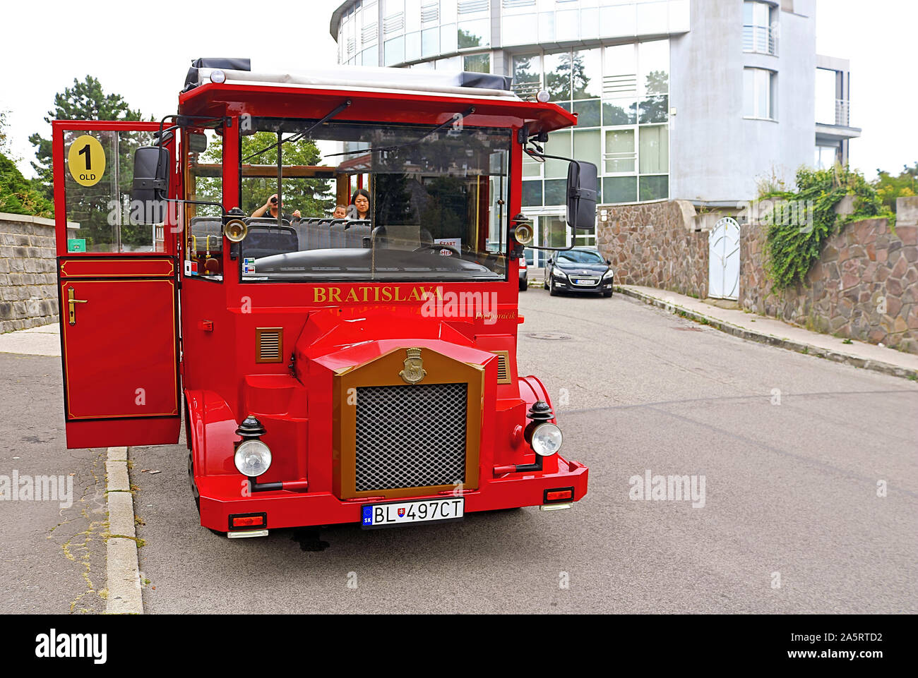 BRATISLAVA, SLOWAKEI - 01 September, 2019: Unbekannter Touristen in rot vintage Bus auf den Straßen von Bratislava Stockfoto