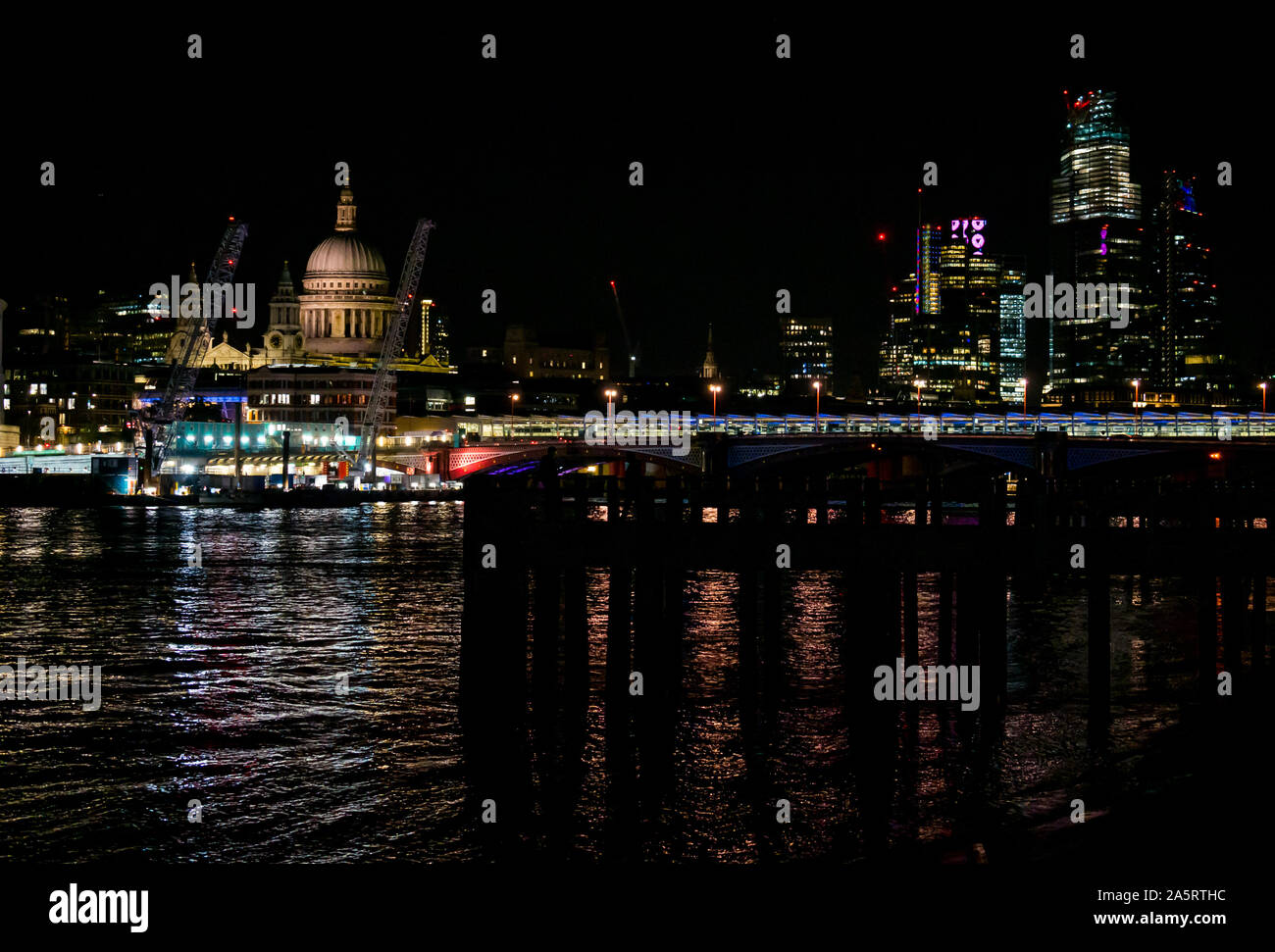 Nachtsicht, Thames River mit Blackfriars Bridge & St Paul's Cathedral, London, England, Großbritannien Stockfoto