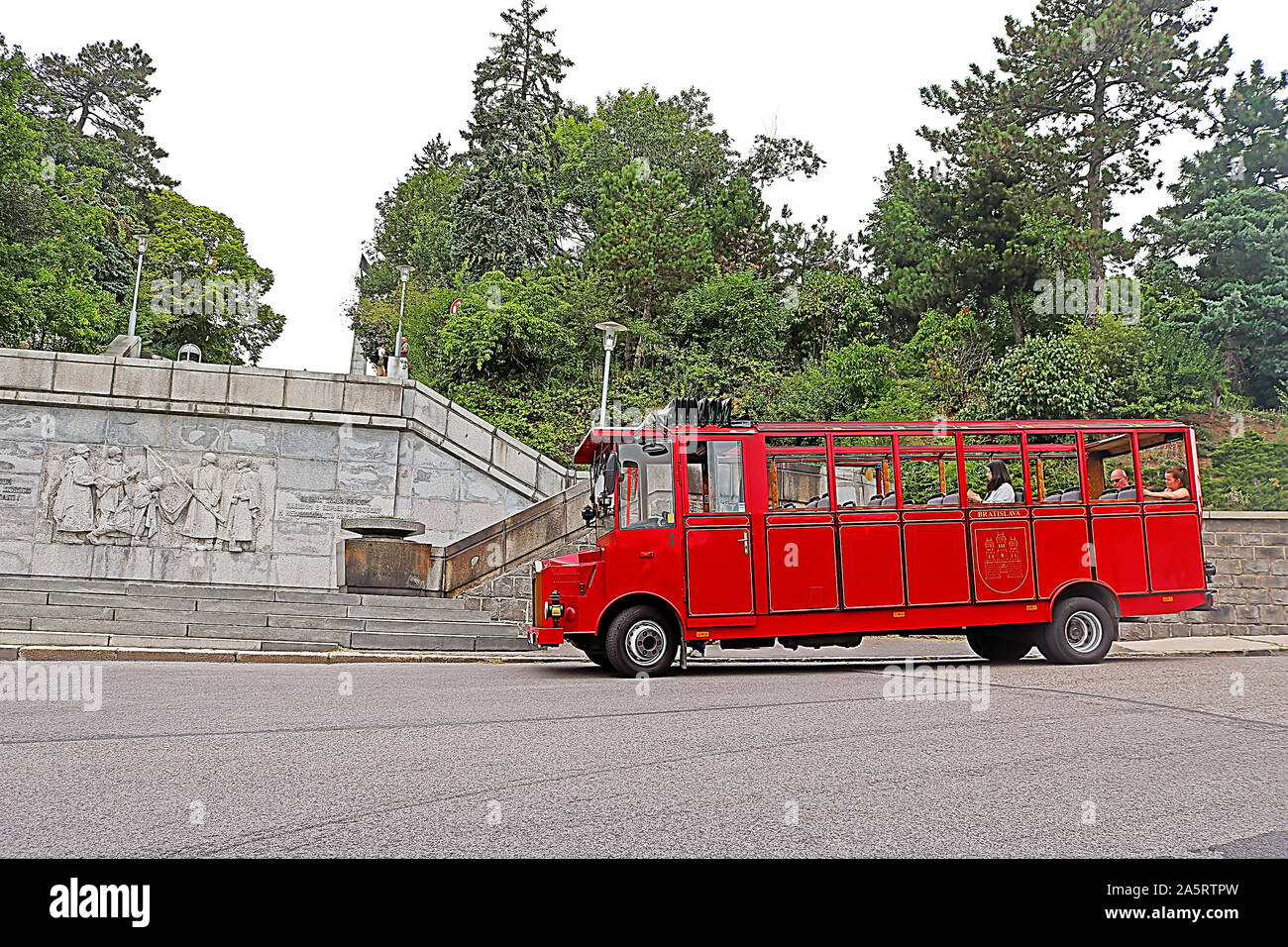 BRATISLAVA, SLOWAKEI - 01 September, 2019: Unbekannter Touristen in rot vintage Bus auf den Straßen von Bratislava in der Nähe von Slavin Denkmal. Stockfoto