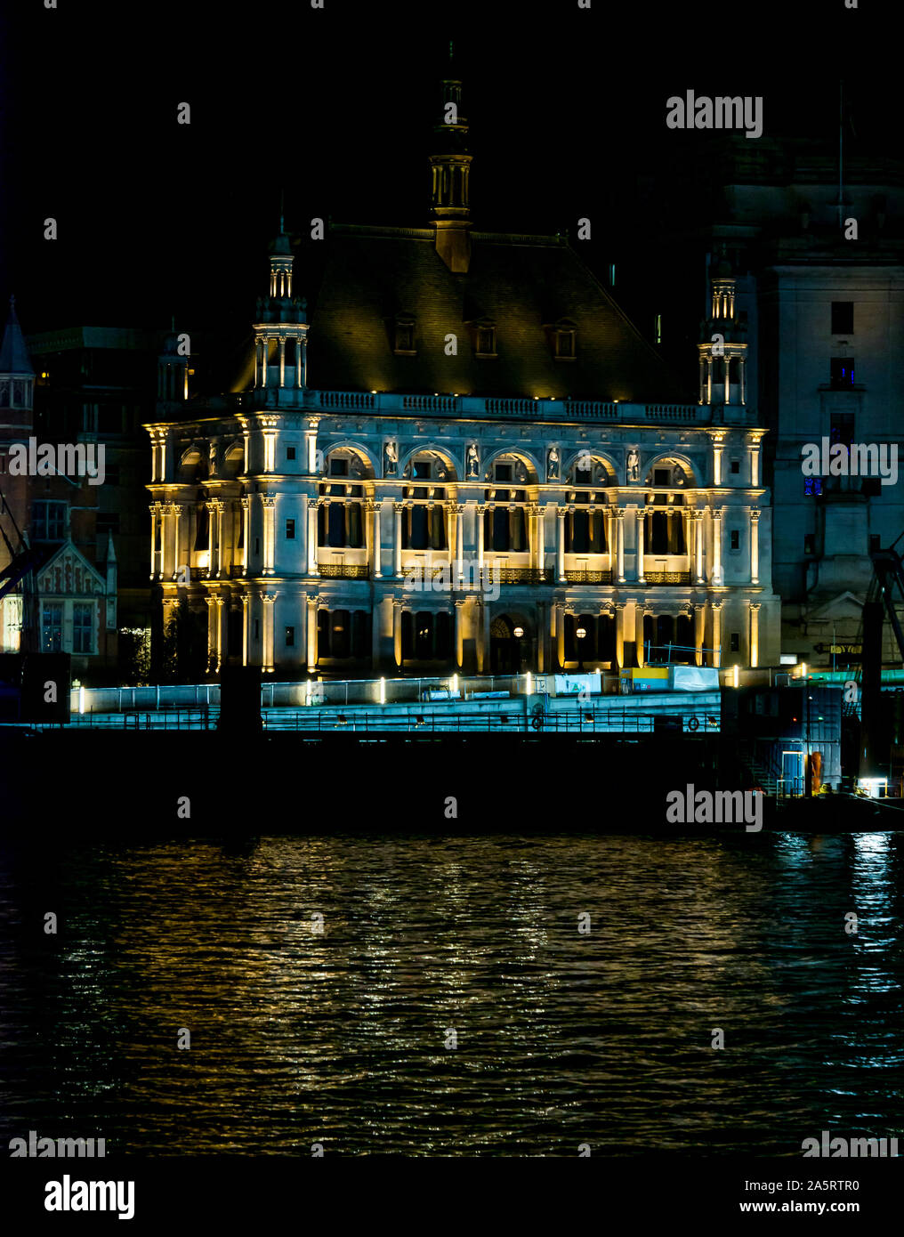 Stadt London Schule in Thames River bei Nacht, London, England, Großbritannien Stockfoto