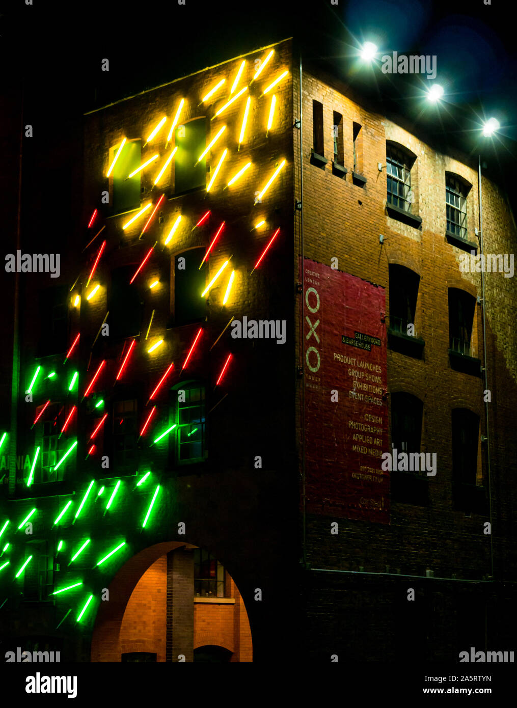 Oxo Tower Wharf umgebautes Lagerhaus Gebäude mit bunten Lichter in der Nacht, London, England, Großbritannien Stockfoto