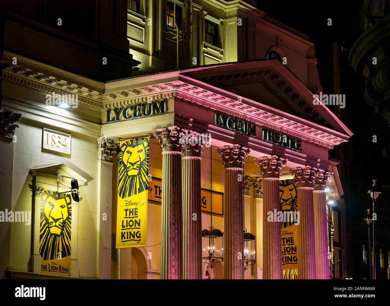 Lyceum Theatre ist Abends beleuchtet mit dem König der Löwen musical Banner, Wellington Street, London, England, Großbritannien Stockfoto