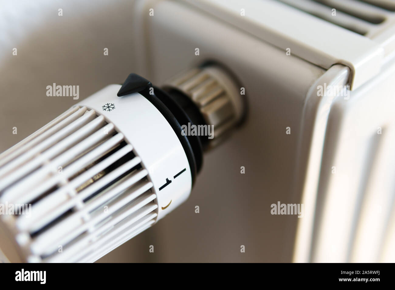 Heizung Thermostat Ventil zu Schneeflocke frost Icon Set, Symbol für Geld  sparen bei den Heizkosten oder niedriger Temperatur, Nahaufnahme  Makroaufnahme, horizontal für Stockfotografie - Alamy