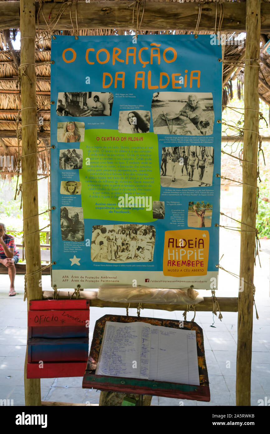 Informationen Poster, alle berühmten Leute, die die Hippie Dorf besucht, und ein Gästebuch unter it-Arembepe, Brasilien Stockfoto