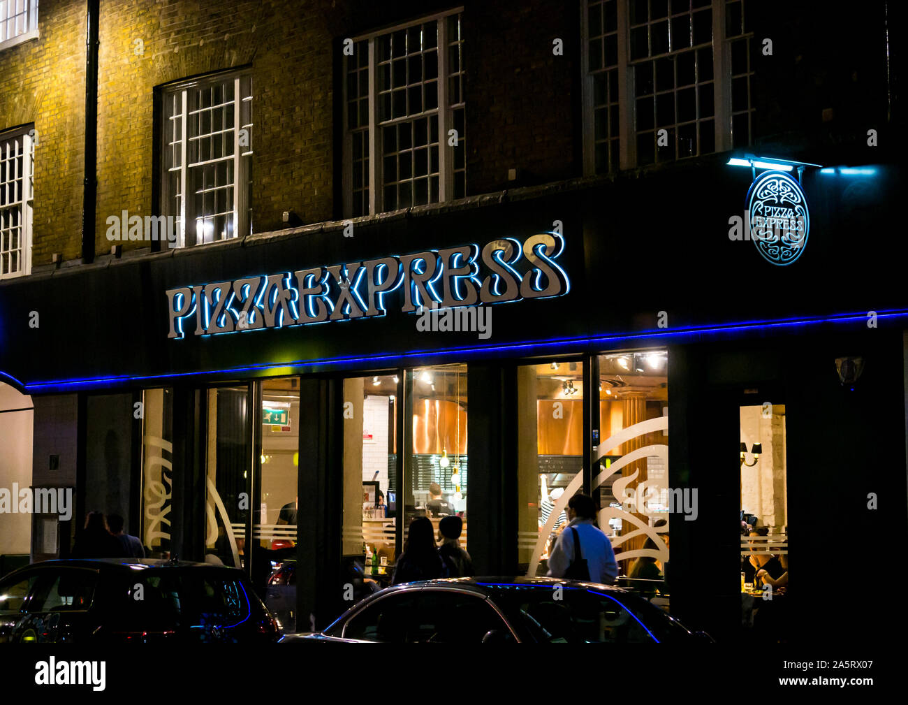 Pizza Express Restaurant vorderen Fenster abends beleuchtet, London, England, Großbritannien Stockfoto