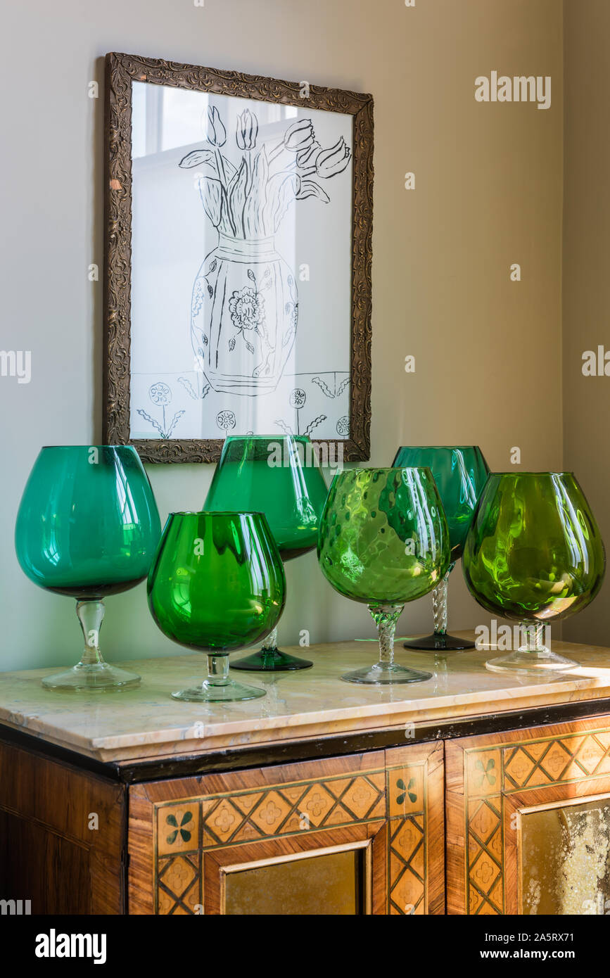 Vintage grüne Gläser in antiken Anrichte. Stockfoto