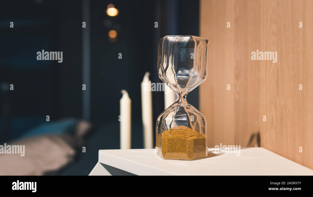 Sand durch die Schale der Sanduhr läuft. Sanduhr als Zeit Konzept für Business Termin Stockfoto