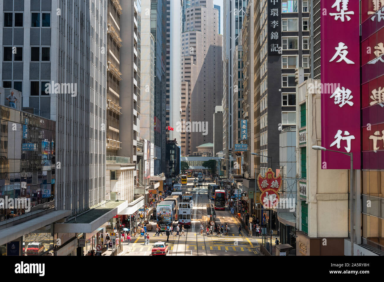 Doppelstöckige Straßenbahn auf viel befahrenen Straße von Zentral Hong Kong. Die doppelstöckige Straßenbahn ist das erschwinglichste und bequemen Transport System in Hongkong. Stockfoto