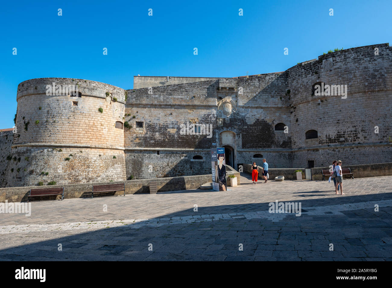 Eingang zum Schloss Aragonese in der Altstadt von Otranto, Apulien (Puglia) im südlichen Italien Stockfoto