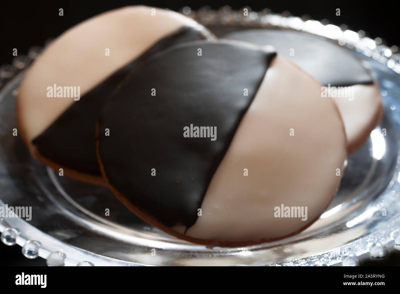 Schwarze und Weiße Cookies Stockfoto