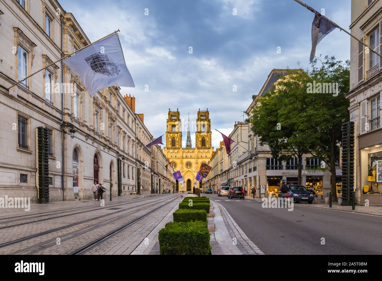 Orleans, Frankreich, 10. Oktober 2019: Orelans Centre und Royal Kathedrale des Heiligen Kreuzes im Laufe des Abends. Stockfoto