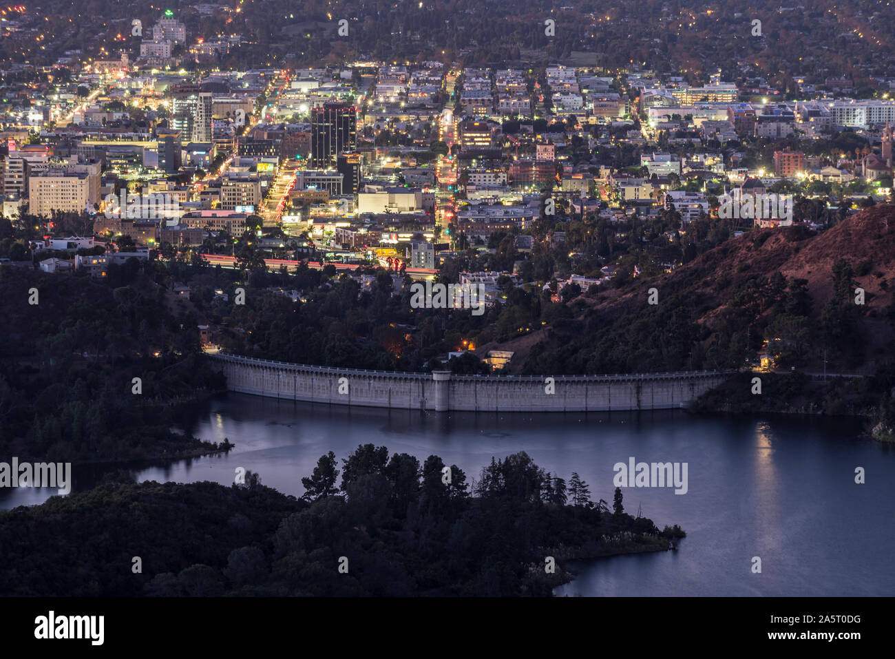 Los Angeles, Kalifornien, USA - 21. Oktober 2019: Blick auf die Hollywood Behälter mit twilight Stadtbild im Hintergrund. Stockfoto