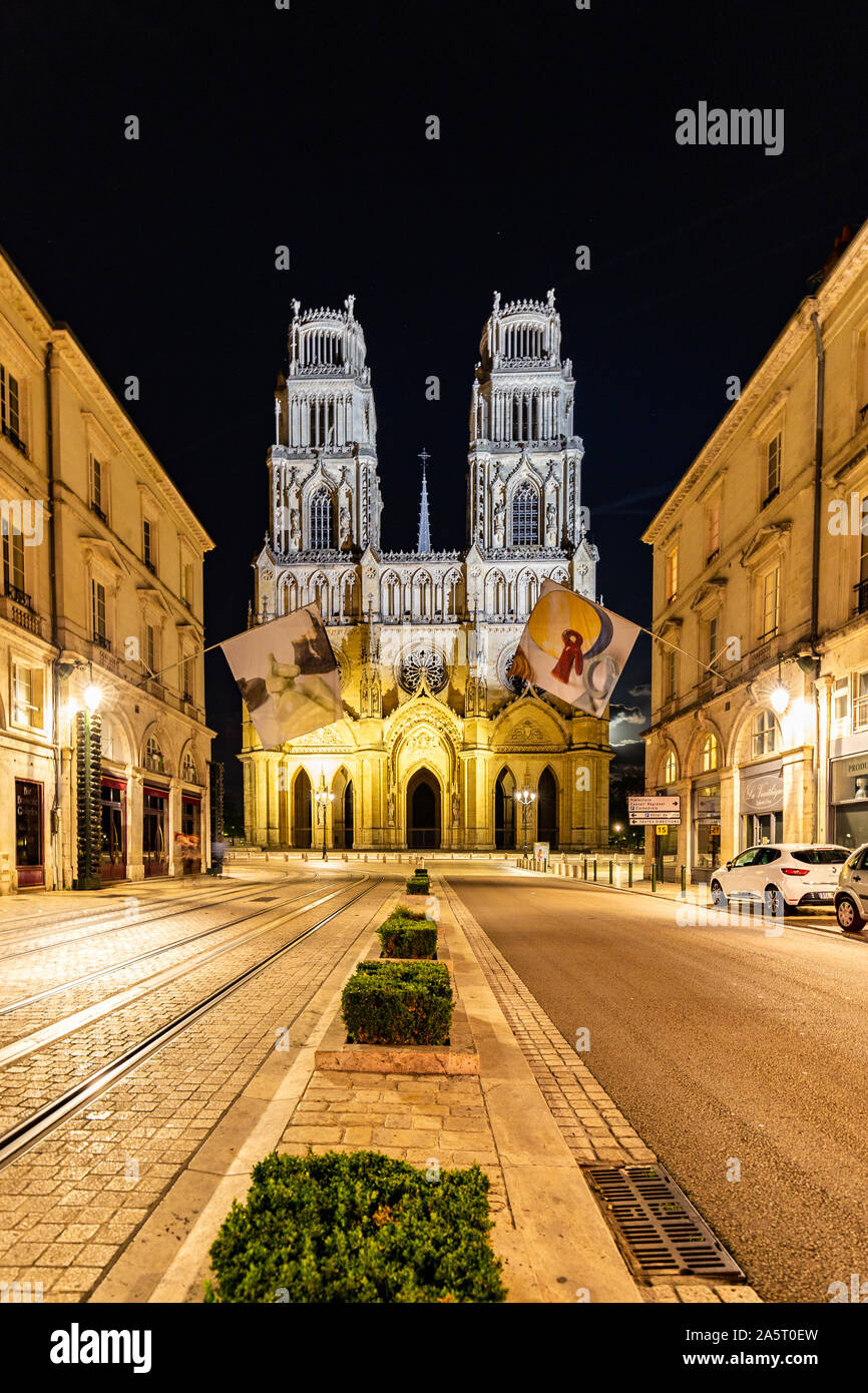 Orleans, Frankreich, 10. Oktober 2019: Orelans Centre und Royal Kathedrale des Heiligen Kreuzes in der Nacht Stockfoto