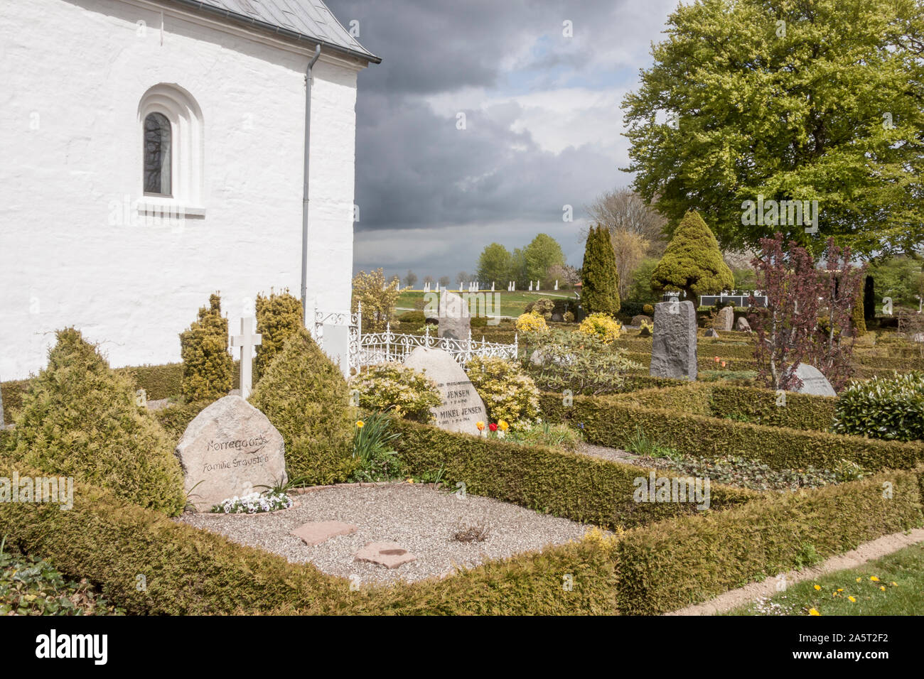 JELLING, Dänemark - 9. Mai 2017: Weiße Kirche auf dem Denkmal, das UNESCO-Weltkulturerbe Schirmherrschaft am 9. Mai 2017 in Jelling, Dänemark. Stockfoto