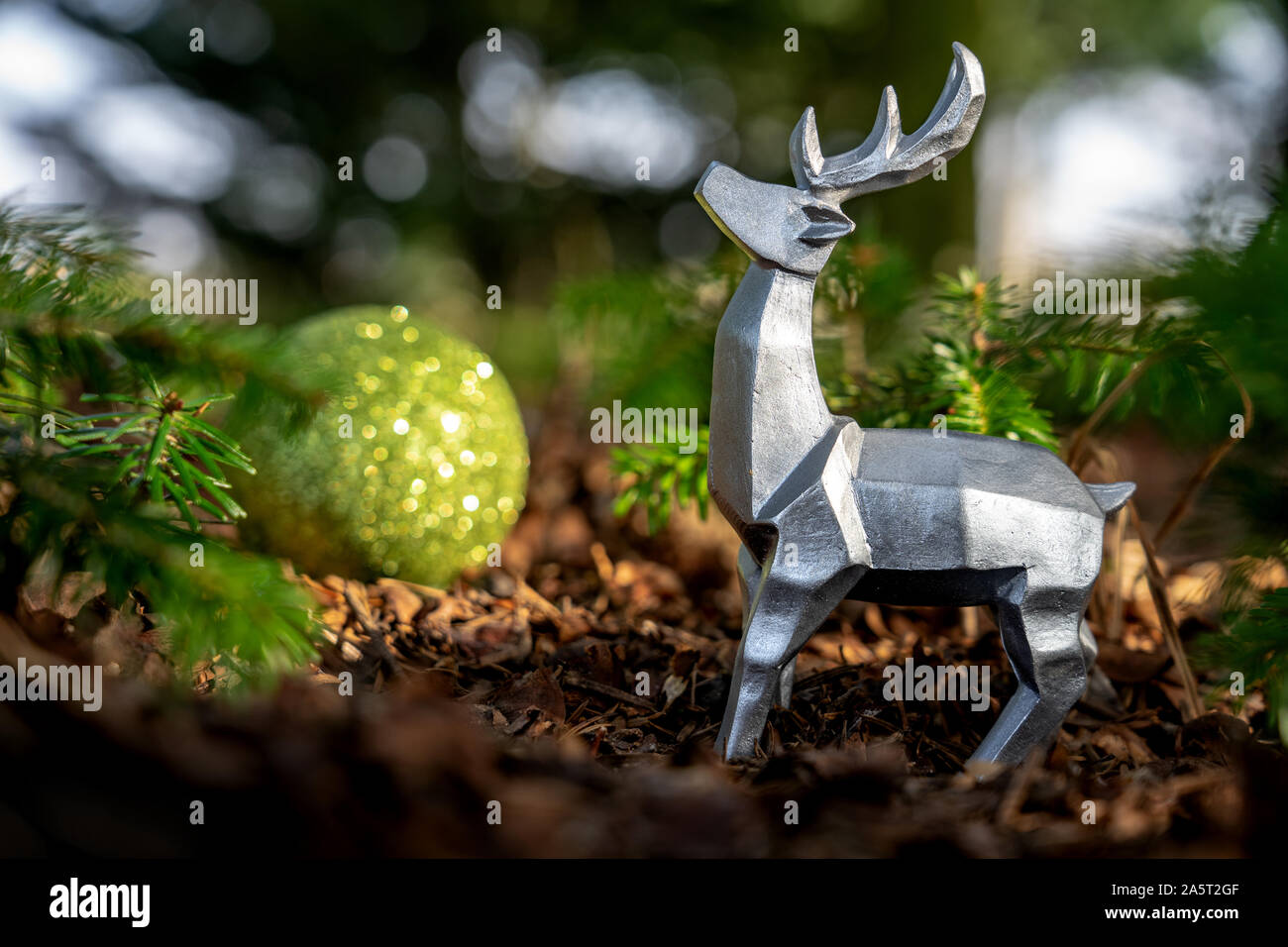 Silber glänzenden modernen geometrischen Hirsch mit christmas Ornament im Kiefer Holz natur Stockfoto