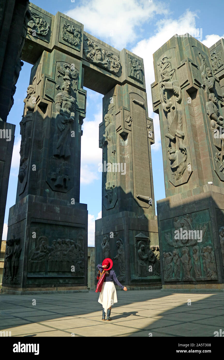 Die Frau, die durch die Chronik von Georgia, einem massiven Denkmal, die Darstellung der antiken Geschichte Georgiens Land, in der Nähe von Tiflis, Georgien entfernt beeindruckt Stockfoto