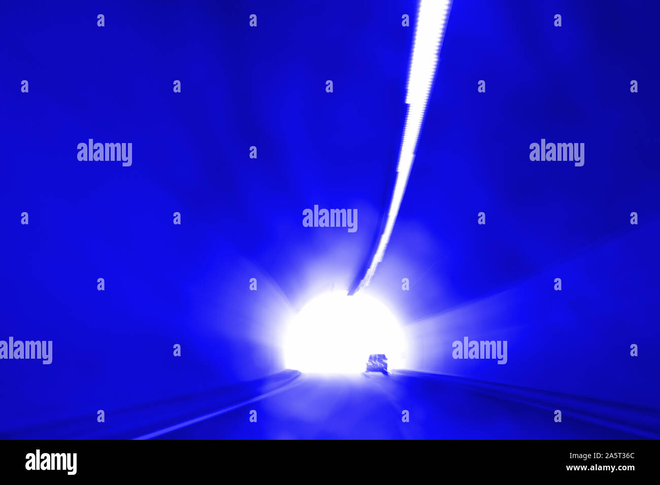 Verschwommene Bewegung Bild von einem Auto einer Autobahn tunnel Stockfoto