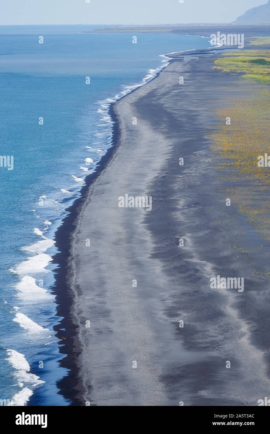 Schwarzer Strand und Meer ab Dyrhólaey Klippen gesehen, Island Stockfoto
