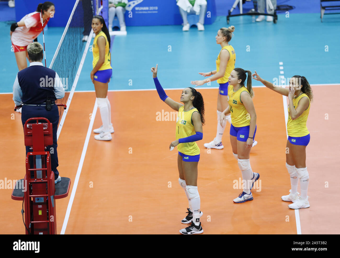 Wuhan, Hubei Provinz Chinas. 22 Okt, 2019. Team Brasilien Beschwerde gegen die Entscheidung des Schiedsrichters während der Frauen volleyball Gold Medal Match zwischen China und Brasilien am 7. CISM Military World Games in Wuhan, der Hauptstadt der Provinz Hubei in Zentralchina, Okt. 22, 2019. Credit: Lan Hongguang/Xinhua/Alamy leben Nachrichten Stockfoto