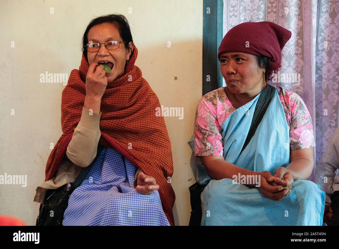 Frau kaut Betel Nut im Dorf Umsolaith, Khasi Hills. Orlong Hada, Meghalaya State, Indien Stockfoto