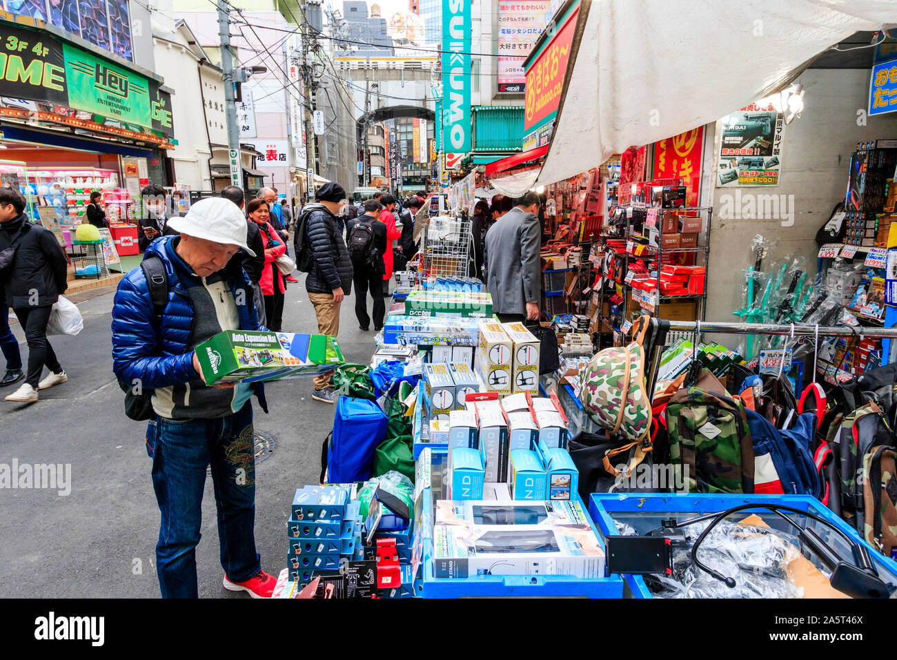 Tokio, Akihabara. Schmale Einkaufsstraße, Sotokanda, mit Store und Geschäfte, viele mit außerhalb Pflaster Anzeige von Handelswaren. Der Mensch auf der Suche nach Produkt. Stockfoto