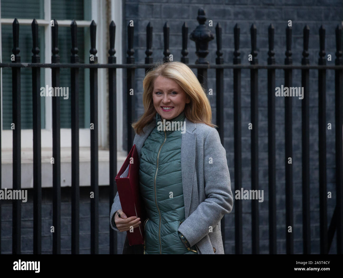 Esther McVey, Minister für Wohnungswesen, Städtebau und Raumordnung, in der Downing Street für eine Sitzung. Stockfoto