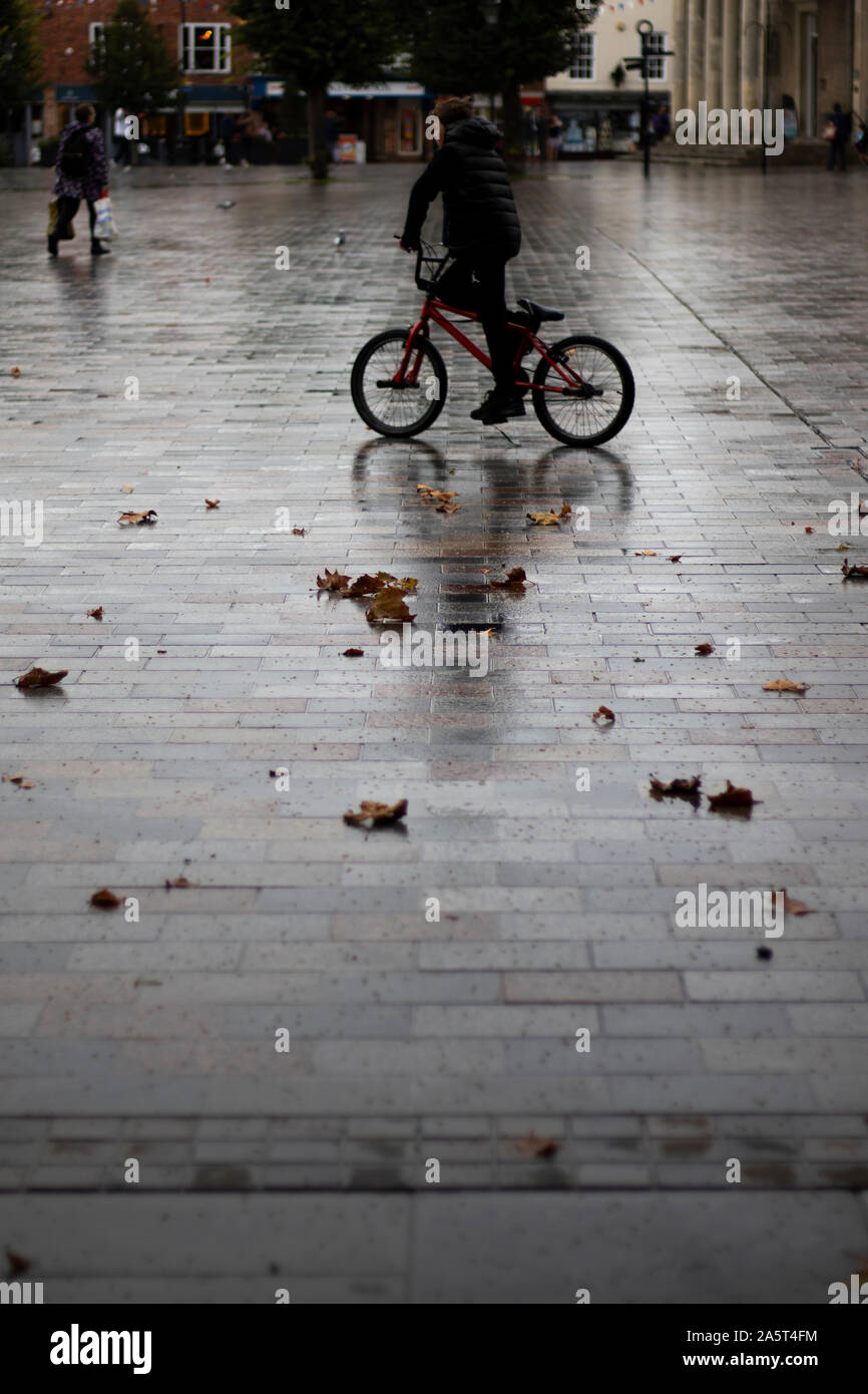 Herbst regen durchnässt Fahrbahn in Guildhall Square, Main City Center Shopping Bereich Stockfoto