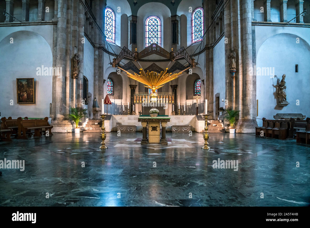 Innenraum der Basilika St. Aposteln in Köln, Nordrhein-Westfalen, Deutschland | Basilika der heiligen Apostel Innenraum, Köln,Rhine-Westpha Stockfoto