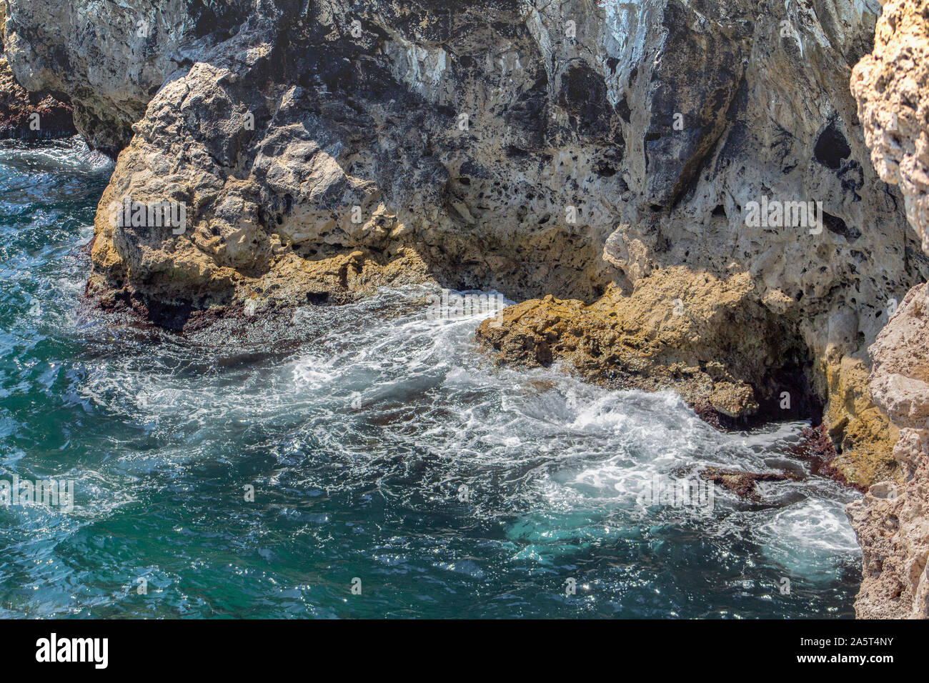 Seascape. Seascape. Die fantastische Farben der Felsen und das azurblaue Meer. Stockfoto
