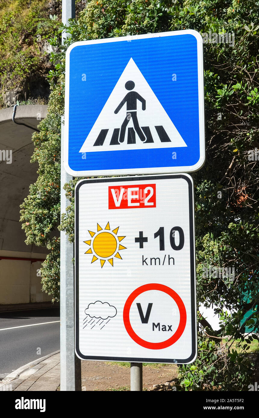 Verkehrszeichen in der portugiesischen Insel Madeira. Blau Zebrastreifen unterzeichnen. Weiß Geschwindigkeit begrenzen. Die Geschwindigkeitsbegrenzung ist abhängig von Wetter, bei klarem Wetter ist der Grenzwert plus 10 kmh als angegeben. Stockfoto