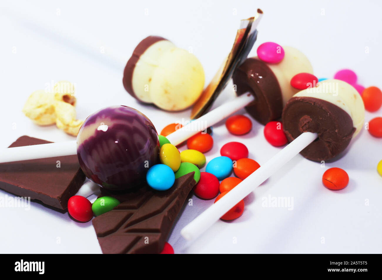 Lutscher auf einem Stick caramel in verschiedenen Farben auf weißem Hintergrund Stockfoto