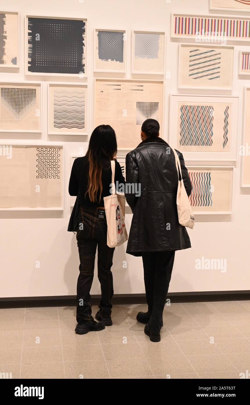 Bridget Riley Retrospektive. Die Hayward Gallery, Southbank, London. Großbritannien Stockfoto