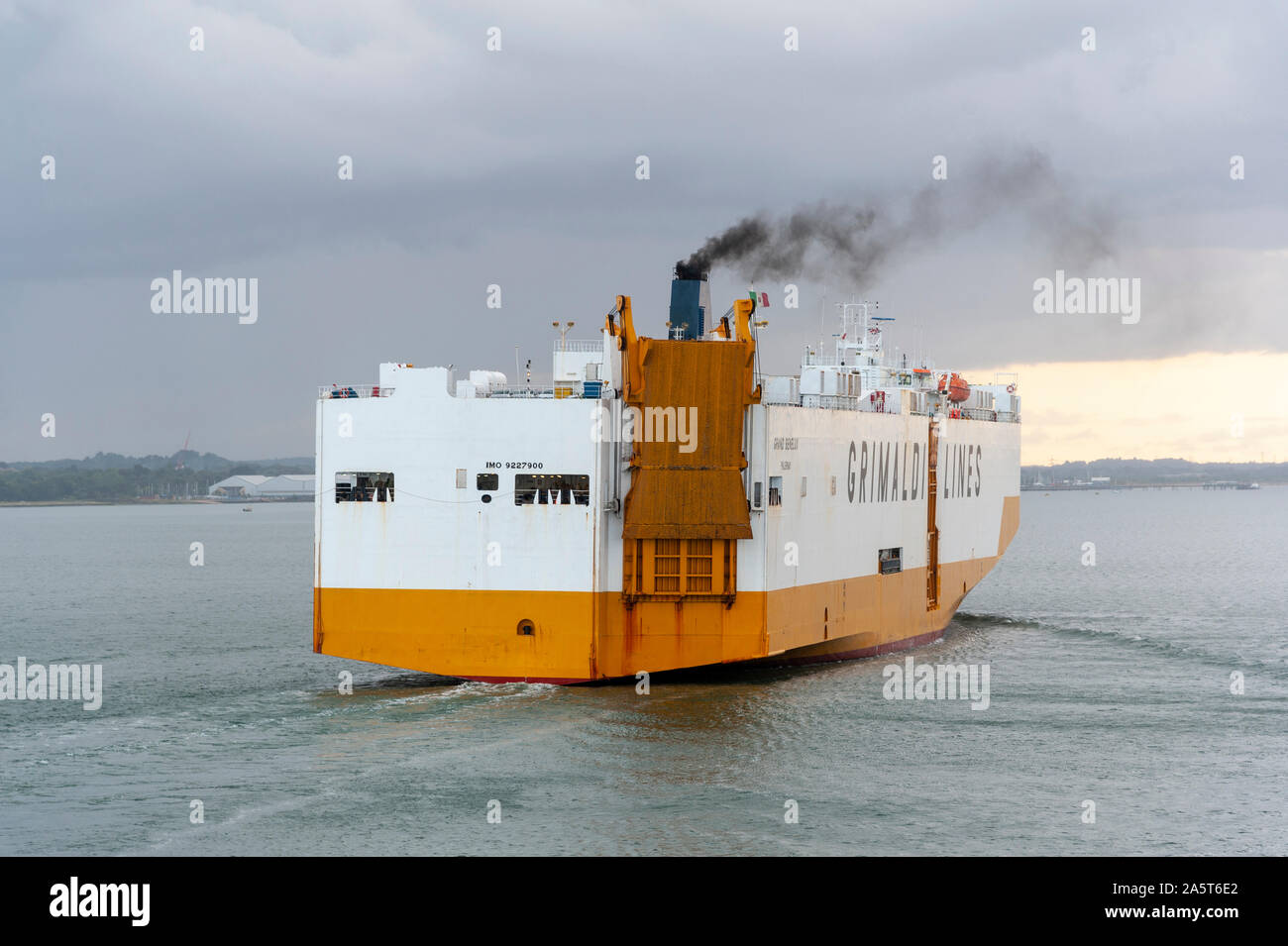 Grimaldi Lines Car carrier Grand Benelux in Southampton Wasser Stockfoto