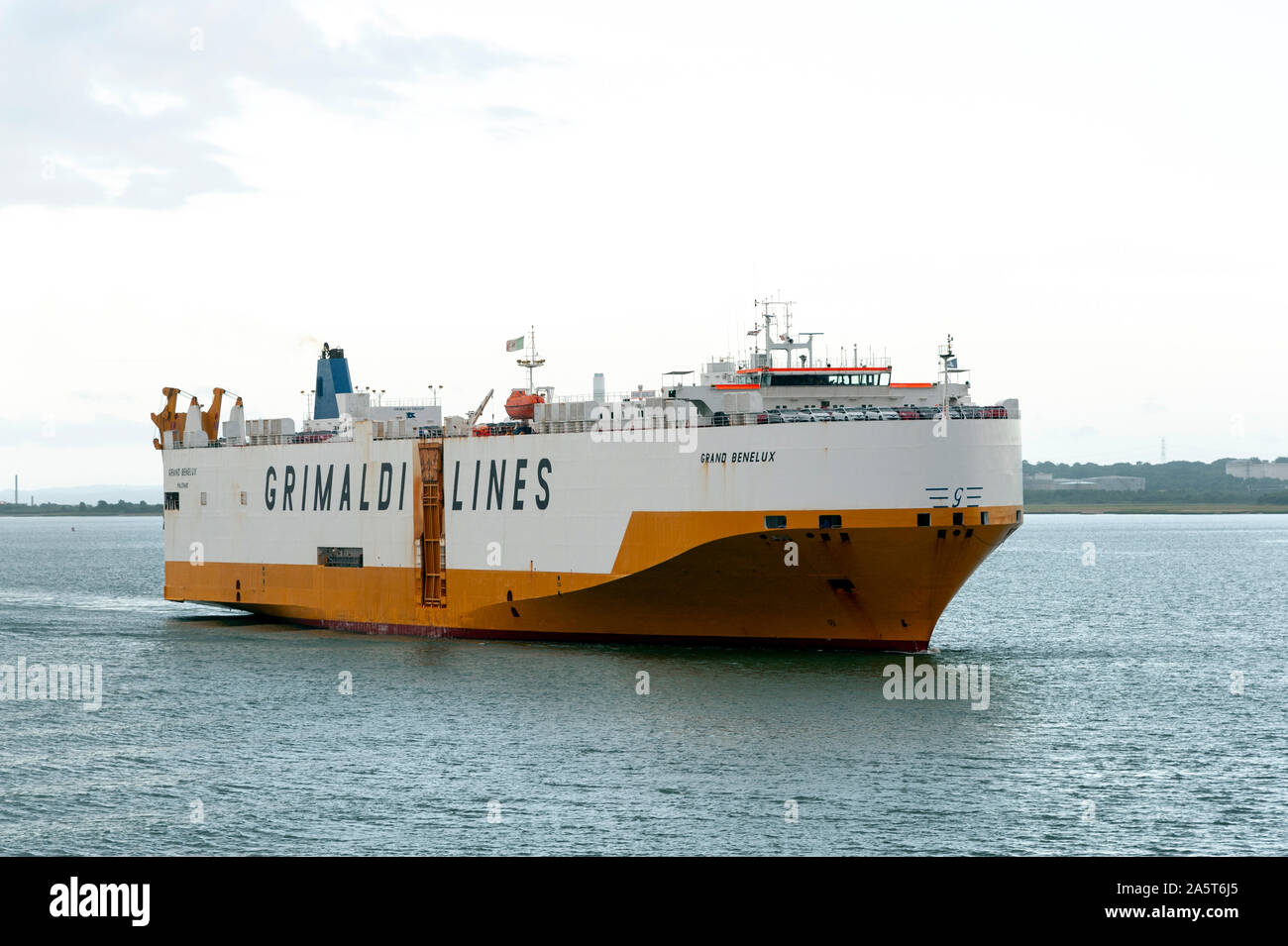 Grimaldi Lines Car carrier Grand Benelux in Southampton Wasser Stockfoto