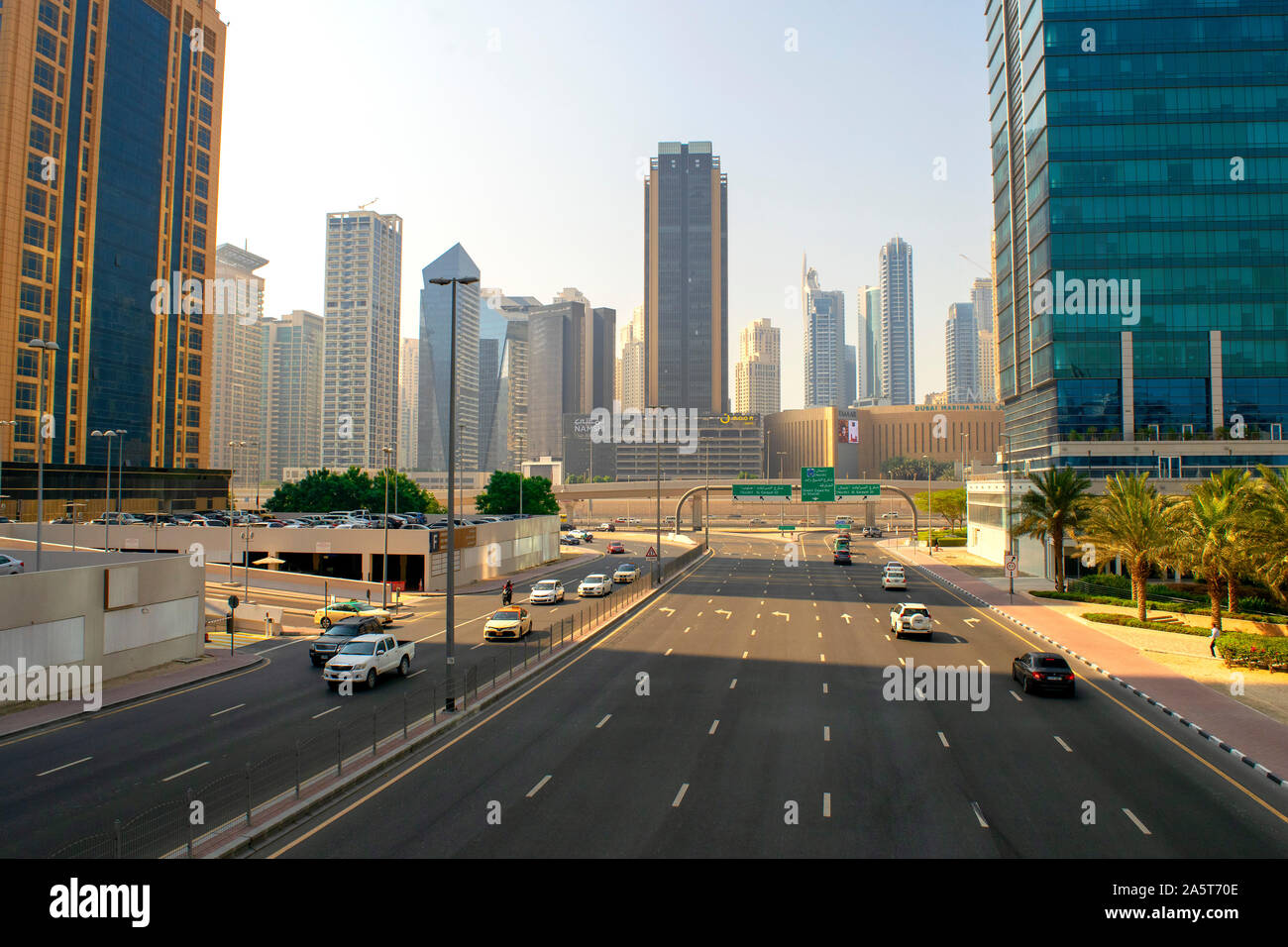 Dubai/VAE - Oktober 21, 2019: Blick von oben auf die Jlt Straße Blick auf den Jachthafen von Dubai. Der Verkehr auf der Autobahn. Große Kreuzung und Metro Linie vor. Stockfoto