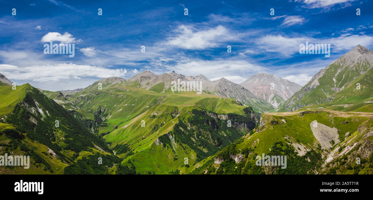 Weite Landschaft Panorama im Norden von Georgia mit Russland - Georgien Freundschaft Denkmal weit voraus Stockfoto