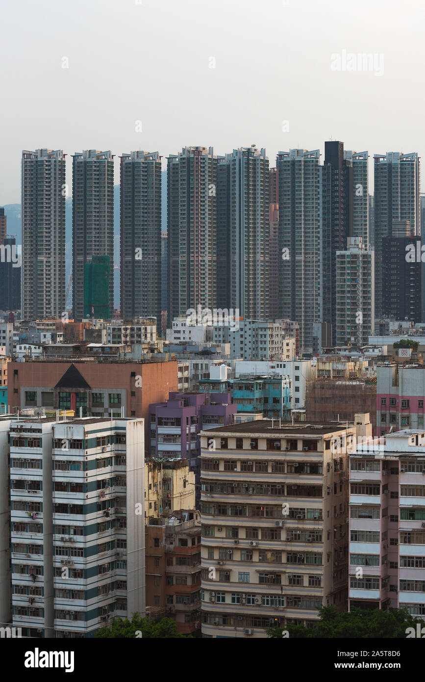 Hong Kong, China - 09. November 2020: Atemberaubende Skyline-Ansicht der Insel Hong Kong hoch die hoch aufragenden Wolkenkratzer, Hochhaus-Wohnhäuser. Stockfoto