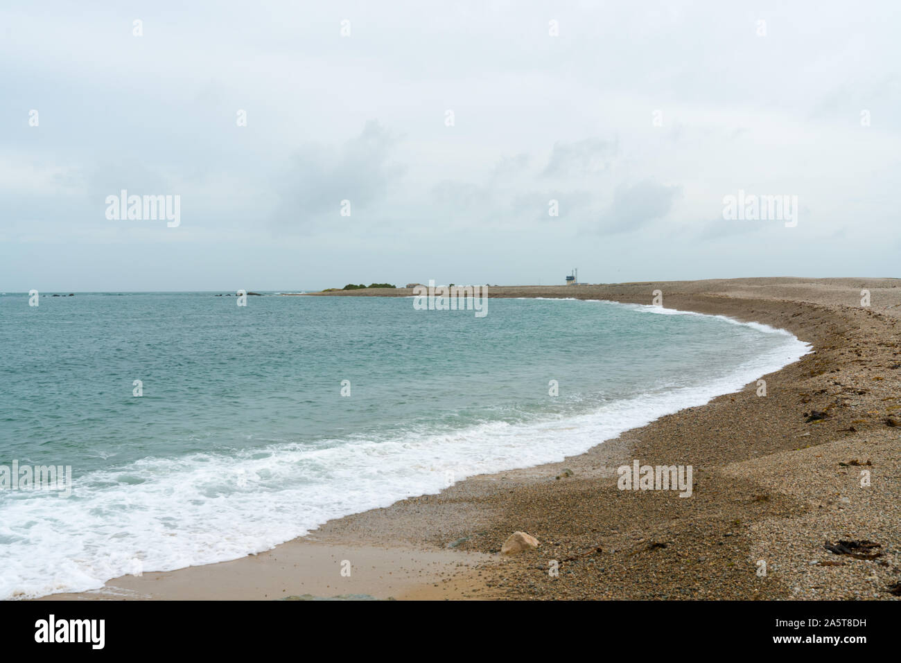 Blick auf den wilden und abgelegenen Strand an der Küste der Normandie am Cap de la Hague Stockfoto