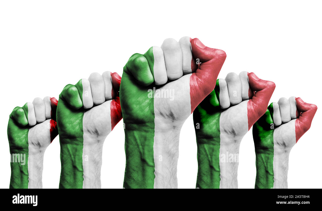 Eine erhobene Faust eines Demonstranten mit der Italien Flagge bemalt Stockfoto