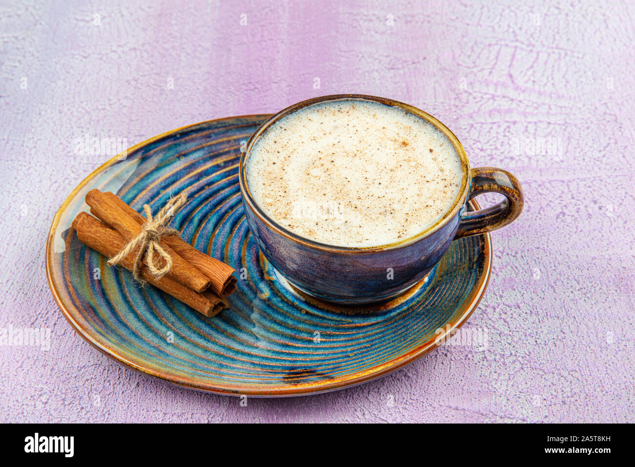 Türkische Salep oder Sahlep mit Zimtstangen/Weihnachten Eierlikör. Mit Zimtstangen und Orchideenblüte serviert. Stockfoto