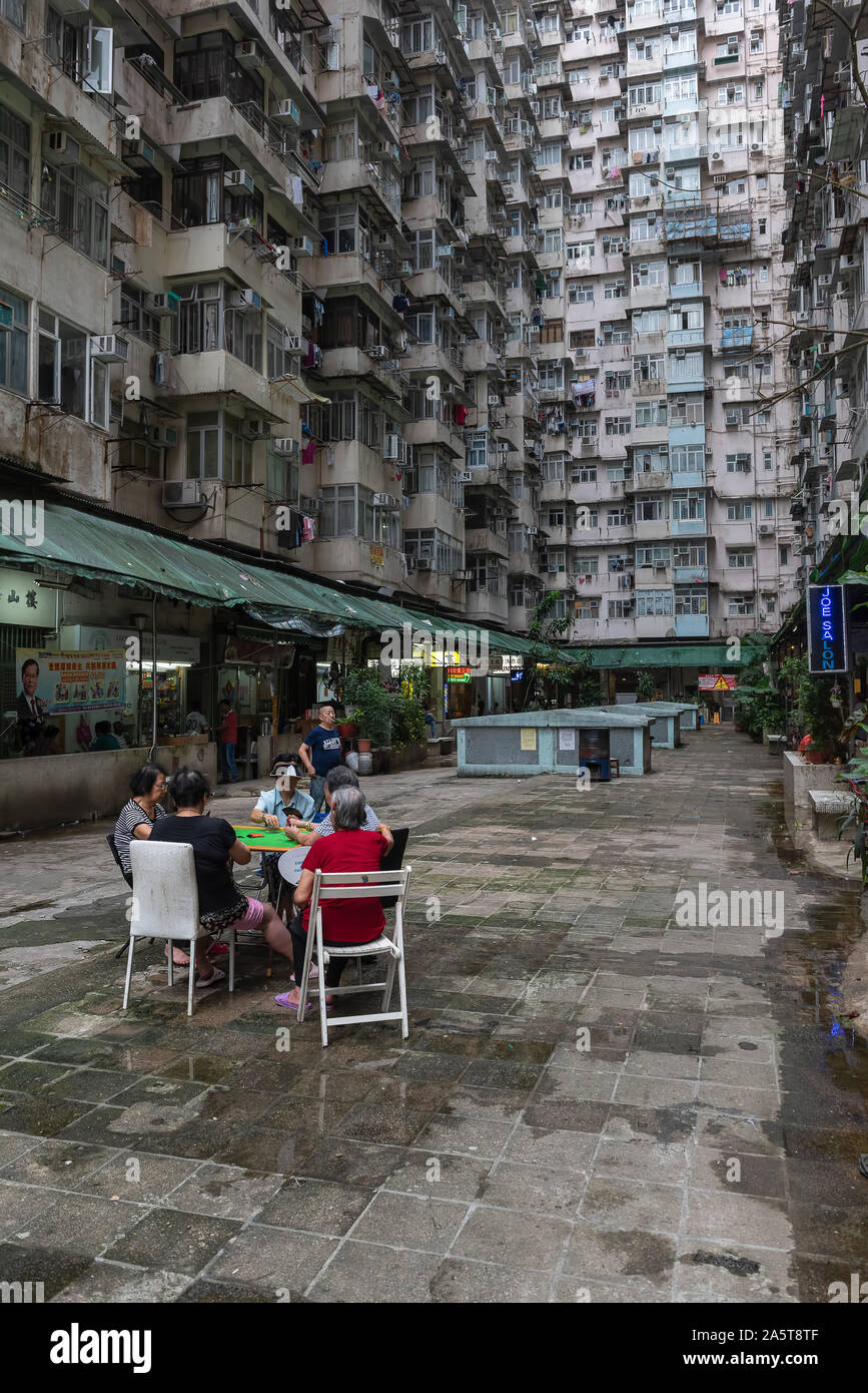 Hong Kong, China - 10. November 2020: Menschen spielen Chine-Spiel in Montane Mansion, einem System von fünf miteinander verbundenen Gebäuden zusammen genannt "M Stockfoto