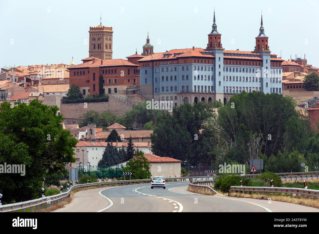 Teruel. Spanien. 06.27.12. Mudejar Turm von El Salvador und anderen Sehenswürdigkeiten in der Stadt Teruel in Aragon, Spanien. Die zum UNESCO-Weltkulturerbe Sitzen Stockfoto