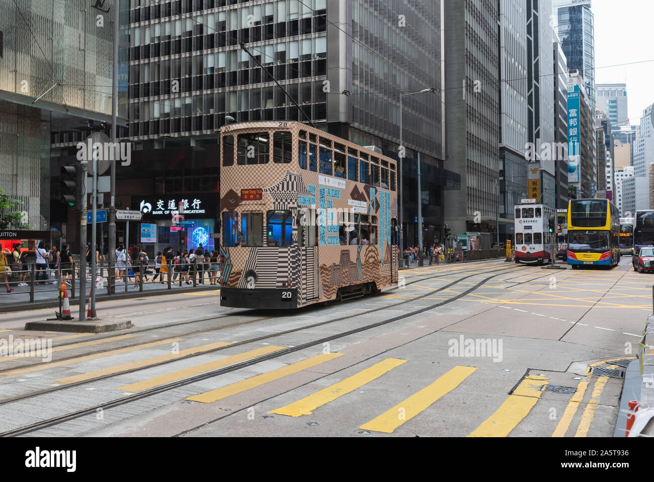 Doppelstöckige Straßenbahn auf viel befahrenen Straße von Zentral Hong Kong. Die doppelstöckige Straßenbahn ist das erschwinglichste und bequemen Transport System in Hongkong. Stockfoto