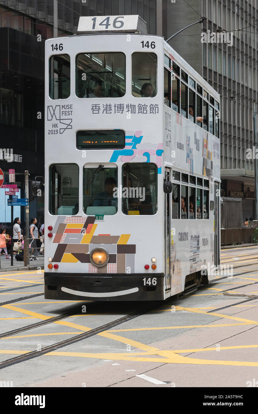 Doppelstöckige Straßenbahn auf viel befahrenen Straße von Zentral Hong Kong. Die doppelstöckige Straßenbahn ist das erschwinglichste und bequemen Transport System in Hongkong. Stockfoto